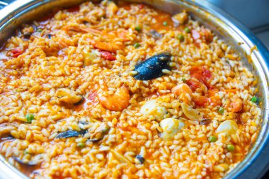 Paella hazırlığı. Paella geleneksel İspanyol yemekleri. Kızartma tavasında midye, karides, langoustine ve mürekkep balıklarıyla birlikte deniz ürünleri paella 'sı. Paella pişiriyorum, yakın plan. Akdeniz deniz ürünleri yemeği
