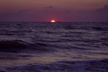 Anapa plajı. Karadeniz 'de gün batımı
