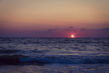 Karadeniz 'de inanılmaz deniz batımı. Sonbahar manzarası