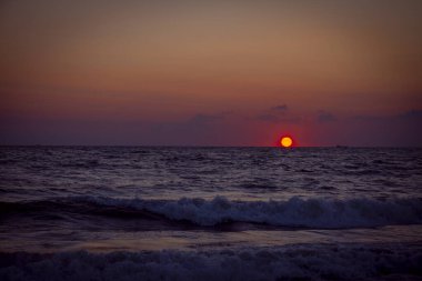 Karadeniz 'de inanılmaz deniz batımı. Sonbahar manzarası