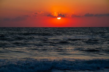 Karadeniz 'de inanılmaz deniz batımı. Sonbahar manzarası