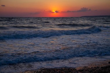 Anapa plajı. Denizde inanılmaz deniz günbatımı