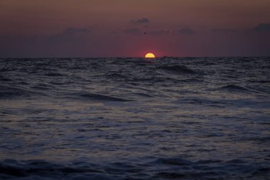 Anapa plajı. Karadeniz 'de gün batımı