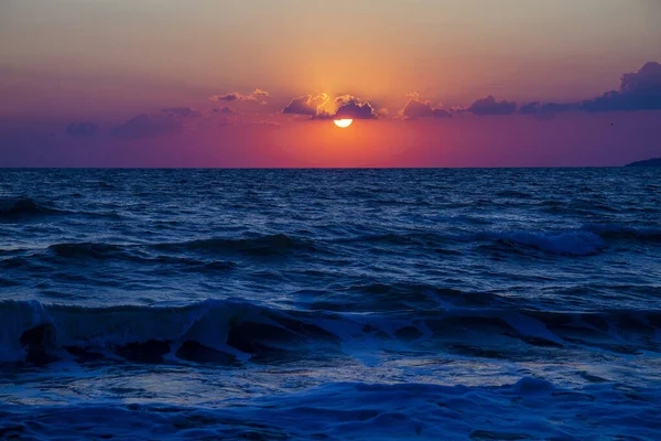 安纳帕海滩海面上令人惊奇的落日 — 图库照片
