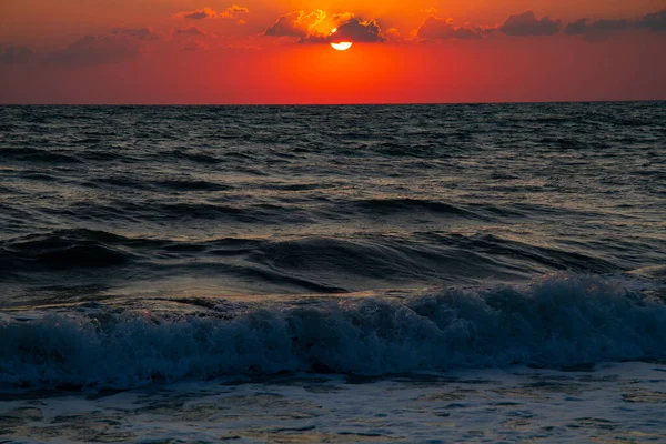 安纳帕海滩海面上令人惊奇的落日 — 图库照片