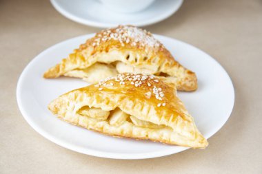 Elma ve susam tohumlu Samosa