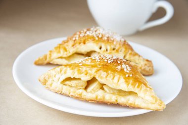 Puf böreğinden elmalı samosa