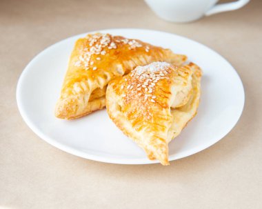 Puf böreğinden elmalı samosa