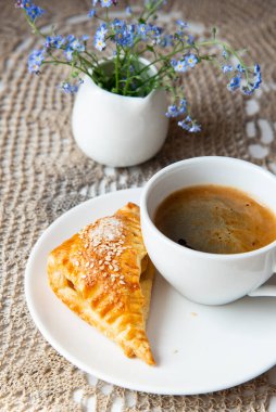 Elmalı ve kahveli Samosa.