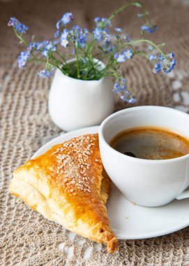 Elmalı ve kahveli Samosa.