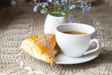 Elmalı ve kahveli Samosa.