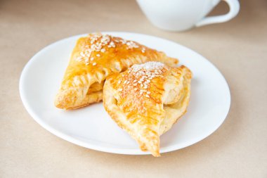 Elma ve susam tohumlu puf.