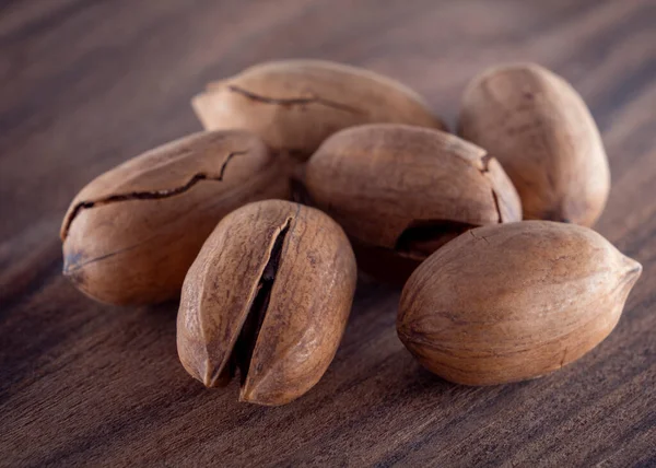 Nueces Enteras Pacana Tabla Madera Cerca — Foto de Stock