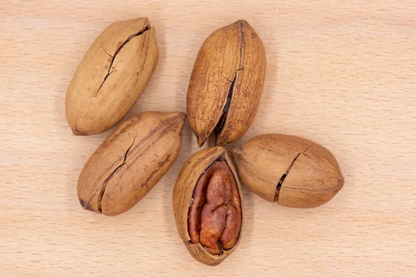 Pekan Ořechy Dřevěné Desce — Stock fotografie