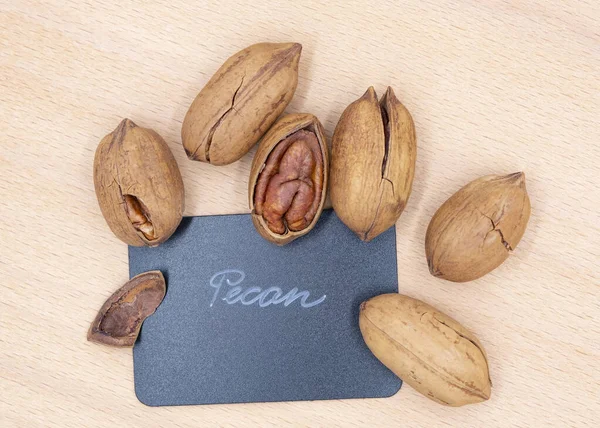 Noci Pecan Sulla Tavola Legno Lettere Lavagna Pecan — Foto Stock