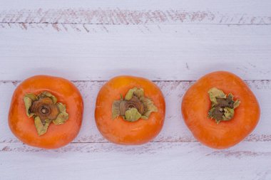 Beyaz ahşap arka planda olgun hurma ağaçları, metin yeri