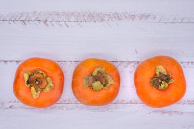 Beyaz ahşap arka planda olgun hurma ağaçları, metin yeri