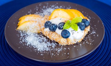 Sağlıklı kahvaltı: Krem peynirli ve meyveli sandviç