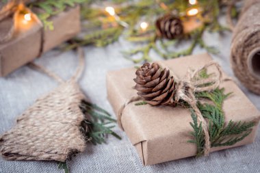 El işi paketlemedeki yeni yıl hediyeleri. Noel ve Yeni Yıl tatilleri