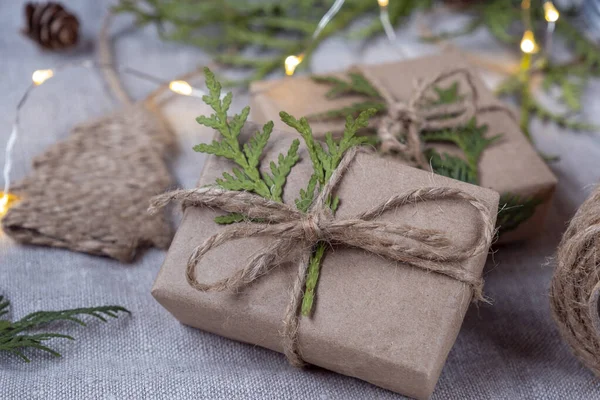 Nieuwjaarsgeschenken Ambachtelijke Verpakking Kerstmis Nieuwjaar Vakantie Achtergrond — Stockfoto