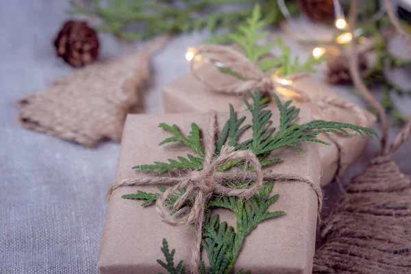 Nieuwjaarsgeschenken Ambachtelijke Verpakking Kerstmis Nieuwjaar Vakantie Achtergrond — Stockfoto