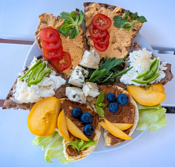 Sanduíches Com Creme Queijo Frutas Legumes Conceito Alimentação Saudável — Fotografia de Stock
