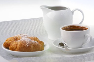 Kahve ve kruvasanla kahvaltı.