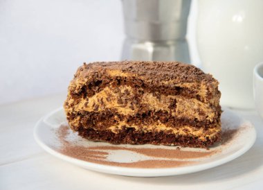 Beyaz tabakta çikolatalı pasta.