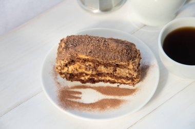 Beyaz tabakta çikolatalı pasta.