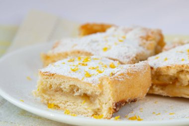 Doldurulmuş limonlu tart, krema şekeri ve limon tadı.