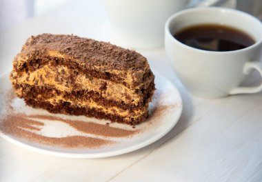 Beyaz tabakta çikolatalı pasta.