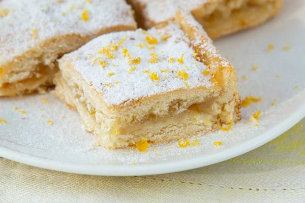 Torta Limone Con Ripieno Zucchero Velo Scorza Limone — Foto Stock