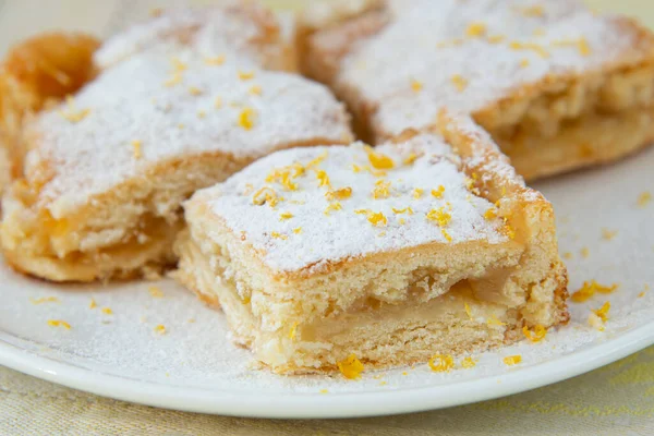 Torta Limão Com Recheio Açúcar Gelado Raspas Limão — Fotografia de Stock