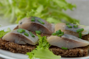 Ringa balıklı çavdar ekmekli sandviç.