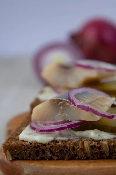 Sandwiches Rye Bread Herring Onions Cucumber — Stock Photo, Image