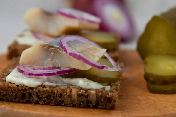 Sandwiches Rye Bread Herring Onions Cucumber — Stock Photo, Image