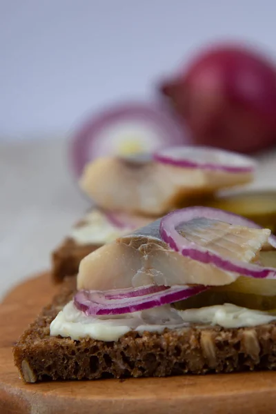 Sandwiches Rye Bread Herring Onions Cucumber — Stock Photo, Image