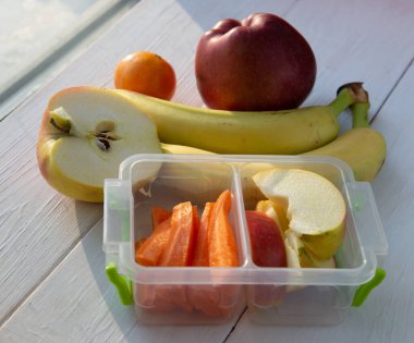 Sebzeli ve meyveli beslenme çantası. Sağlıklı gıda konsepti. Üst 