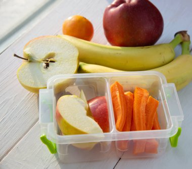 Sebzeli ve meyveli beslenme çantası. Sağlıklı gıda konsepti. Üst 