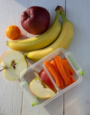 Sebzeli ve meyveli beslenme çantası. Sağlıklı gıda konsepti. 