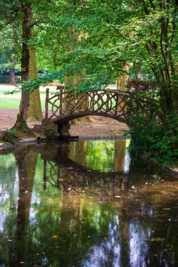 Olot şehrindeki güzel bir park. Boğma eyaleti, İspanya