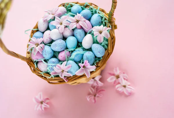 Feliz Pascua Cesta Mimbre Con Huevos Chocolate Flores Brillantes Primavera —  Fotos de Stock