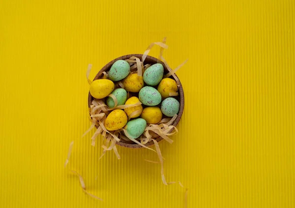 Feliz Pascua Huevos Chocolate Cesta Madera Enfoque Selectivo —  Fotos de Stock