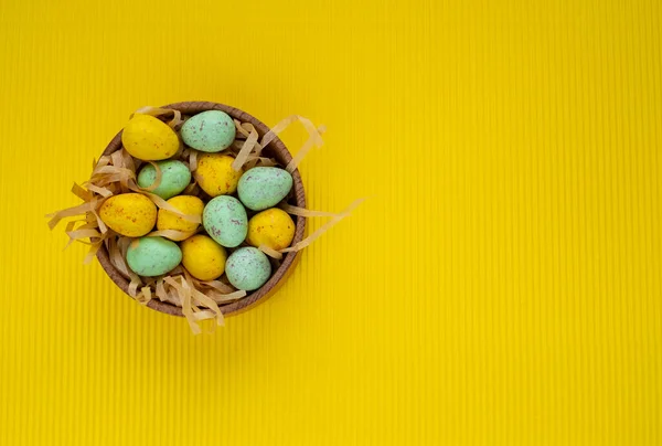 Feliz Pascua Huevos Chocolate Cesta Madera Enfoque Selectivo —  Fotos de Stock