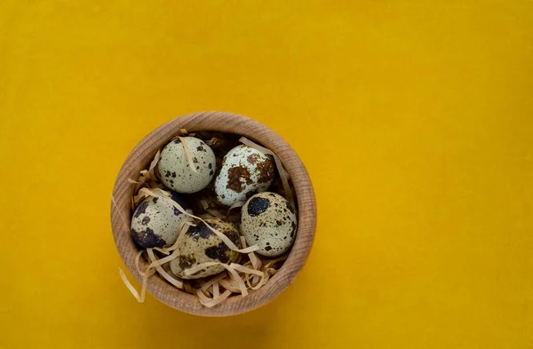 Feliz Páscoa Ovos Codorna Cesta Madeira Foco Seletivo — Fotografia de Stock