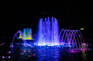 Geceleri renkli aydınlatmalı fıskiyeler. Krasnodar, Rusya