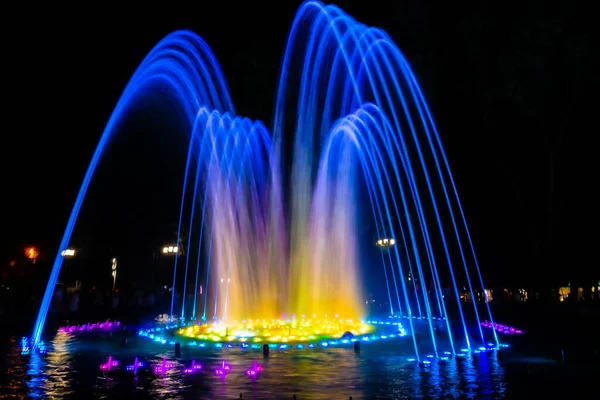 Fontaines Avec Des Illuminations Colorées Nuit Krasnodar Russie — Photo