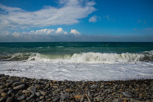 Derin Deniz Dalgaları Karadeniz Kıyısındaki Çakıl Taşı Plajı — Stok fotoğraf