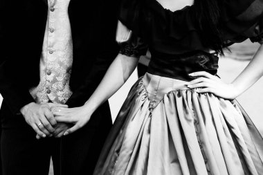 Alyanslı bir erkek ve kadın eli. Siyah beyaz düğün fotoğrafçılığı.