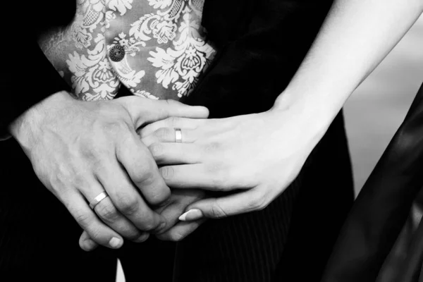 Mãos Noiva Noivo Com Anéis Casamento Mantêm Mãos Ternamente — Fotografia de Stock